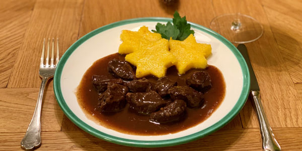 Hirschgulasch mit Polenta: WILD ÖSTERREICH Rezept